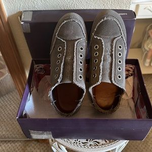 Grey Lucky Brand LK-Karma Tennis Shoes.  Size 8.5 M